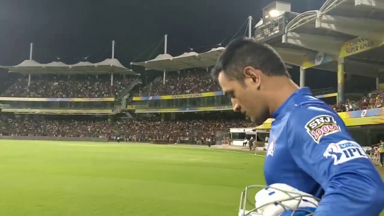 (crowd reaction ) Dhoni walks into Chepauk for CSK practice to a rousing welcome