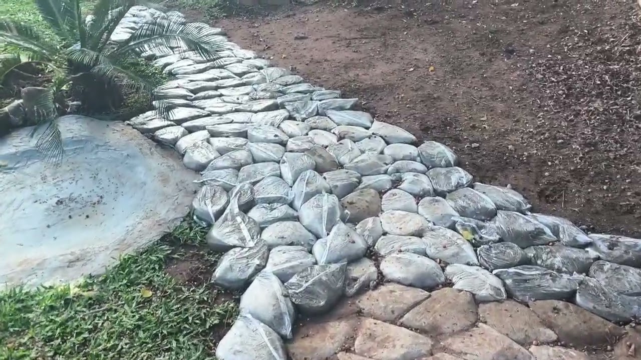 Caminho de Pedras no Jardim Mistura 3 x 1 enchendo saco Plásticos 