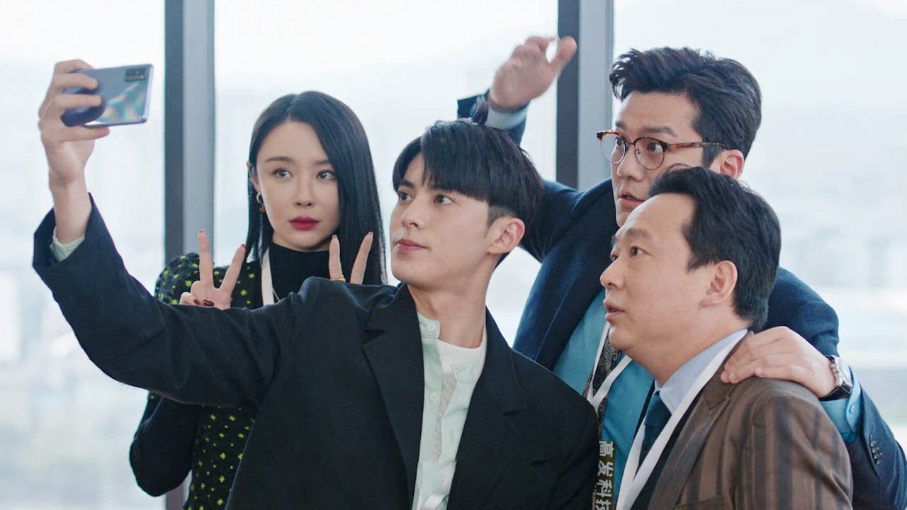 Стажер и председатель сфотографировались со своими плечами, а коллеги на стороне были ошеломлены!