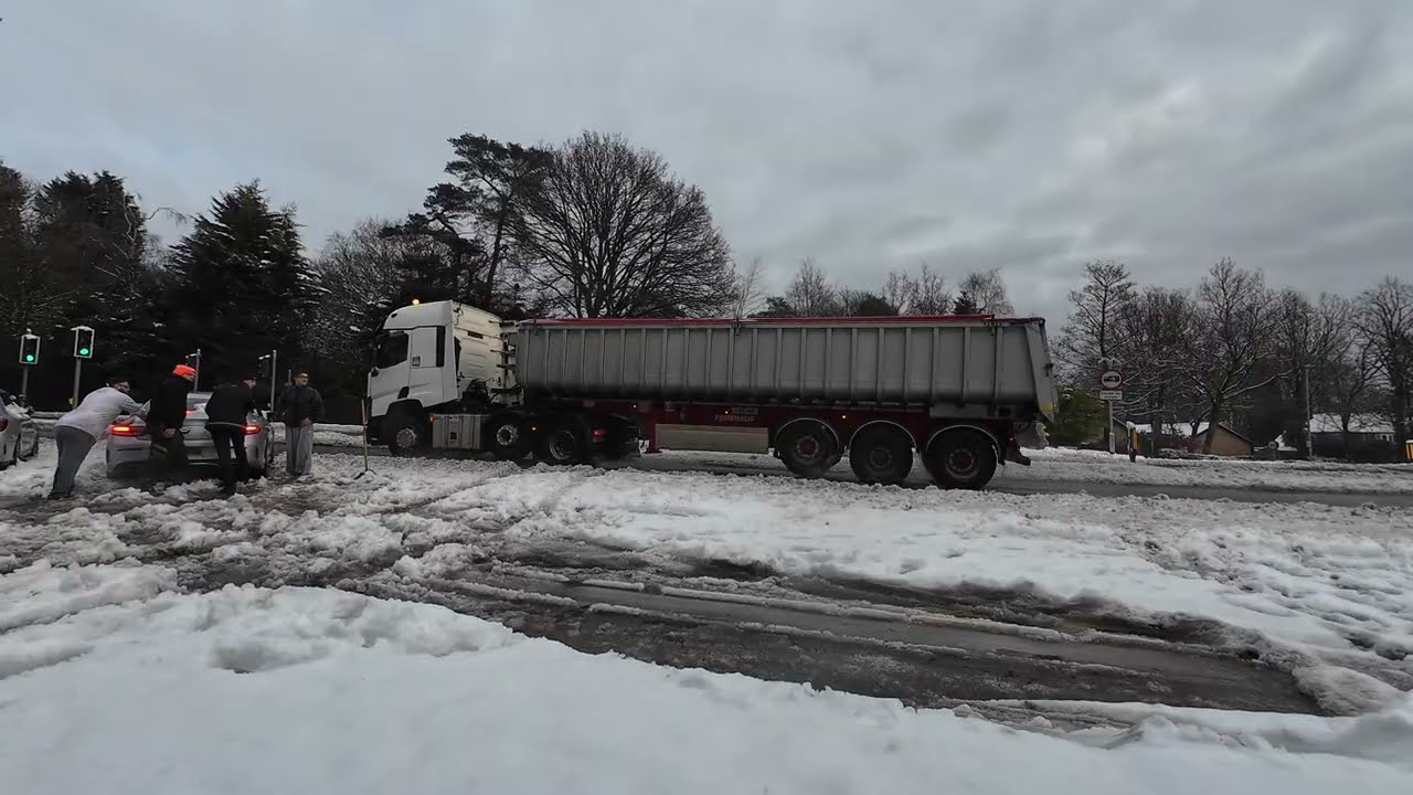 Vehicle rescue, Newstead Abbey Gates, Fri 9 Jan 26, 10:45 (4k60).