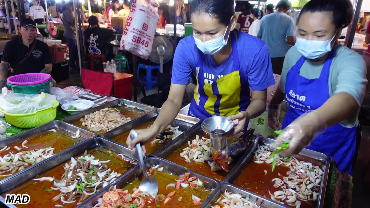 I ate fried Grasshoppers in this amazing Night Market, Ubon Ratchathani Thailand. #streetfood