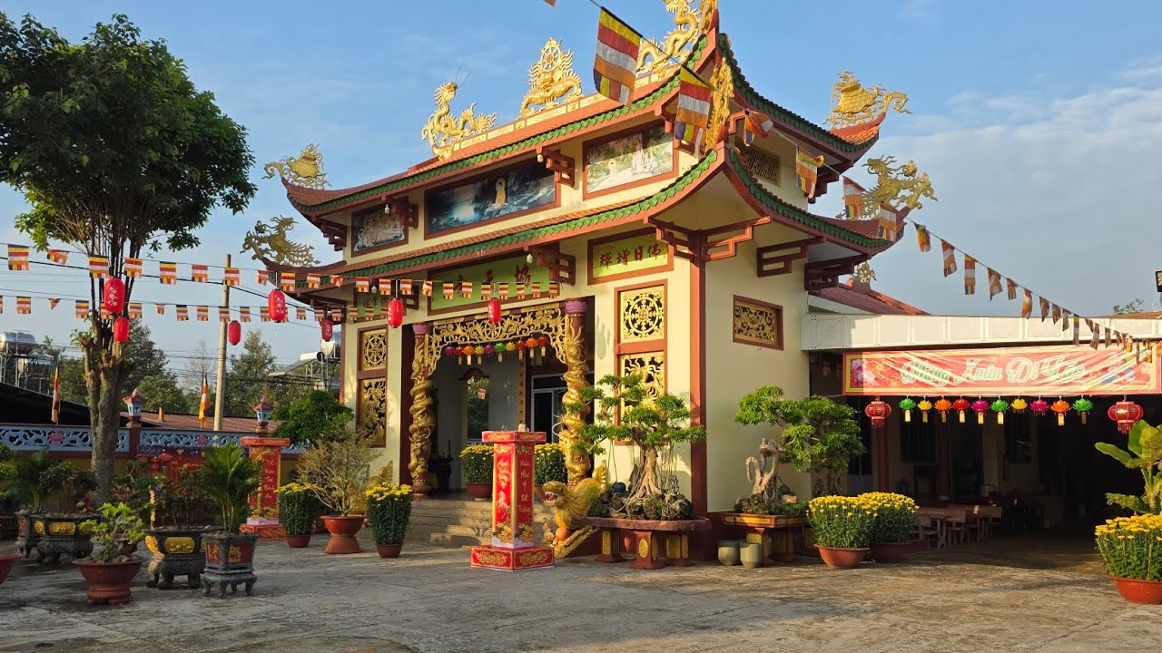 Giản đơn một nếp Chùa Quê - Tô thêm một chút Sắc màu Mùa Xuân.