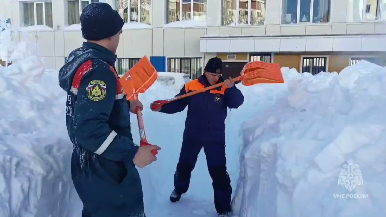 На Камчатке спасатели МЧС России продолжают расчистку социально значимых учреждений от снега