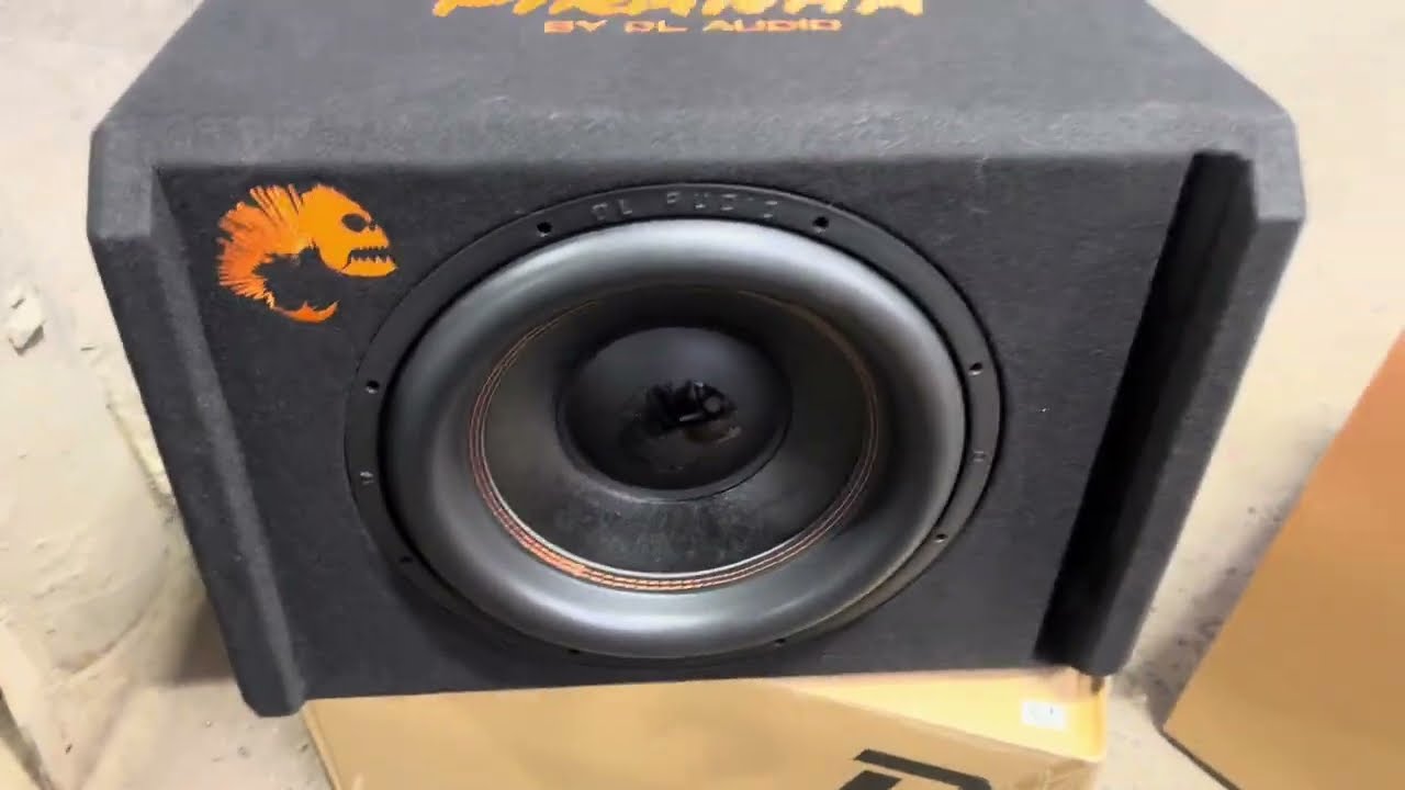 Активный сабвуфер DL Audio Piranha 15A в Toyota Camry