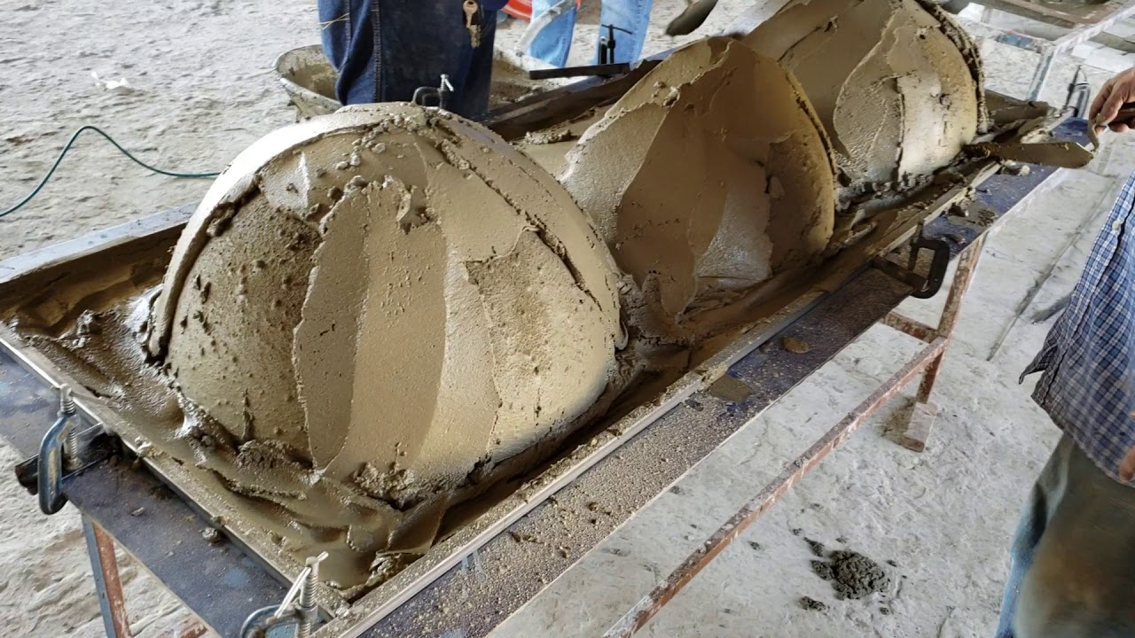 Como fabricar tanques e pias de cimento, terceiro passo, colocaçao da massa pra receber a ferragem
