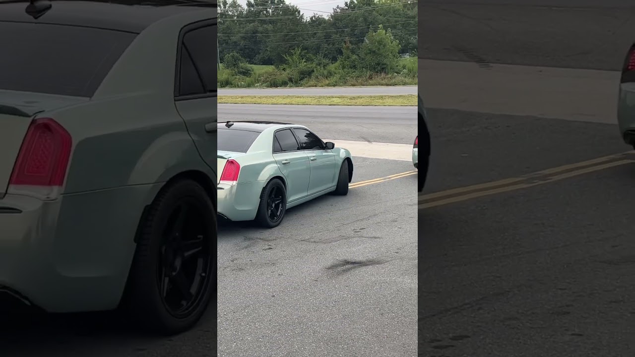 TWIN HELLCAT CHRYSLER 300s BURN THE ROAD UP AT CAR MEET #300 #srt #hellcat #chrysler #car #shorts