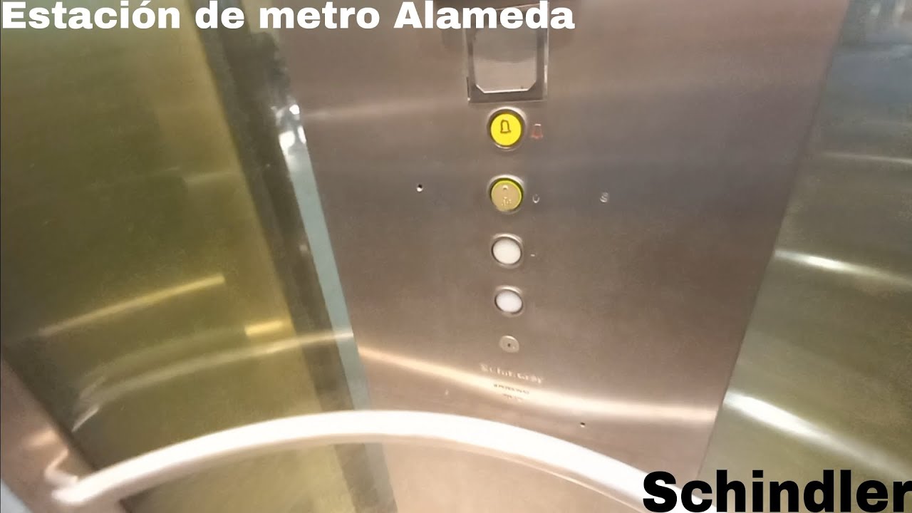 Ascensor Schindler D-Series hidráulico de los 90 en la estación de metro Alameda, Valencia, ES