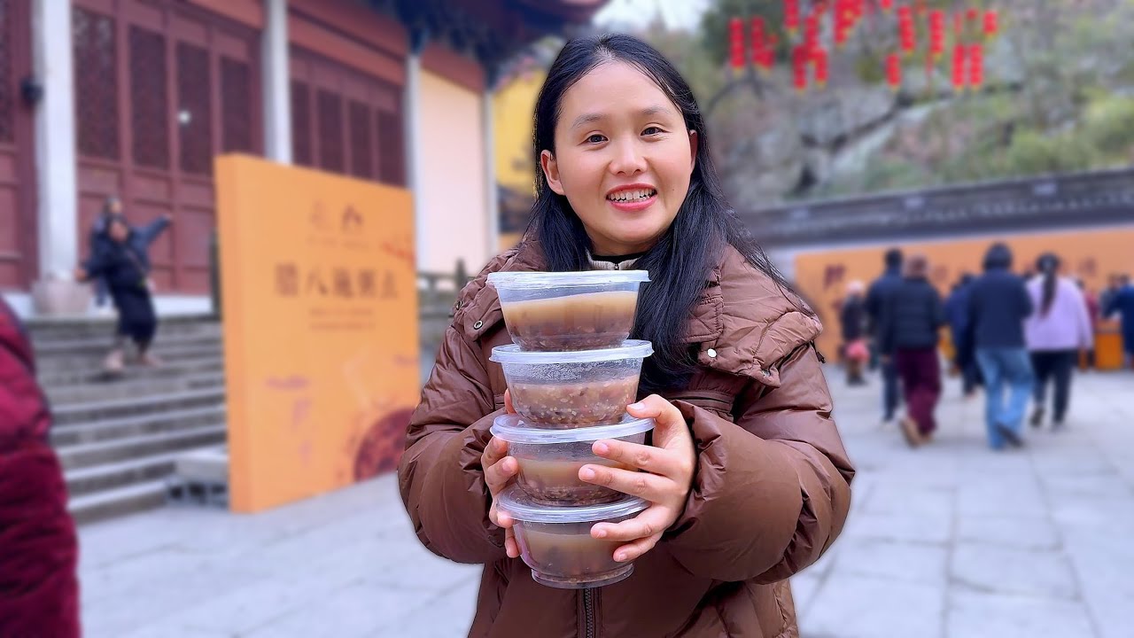 Каждый человек может получить бесплатно две миски каши Лаба, согревающей желудок и сердце.