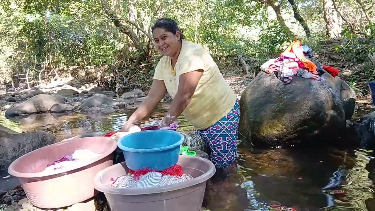 Lavando en la naturalersa del rio 🤗🌊