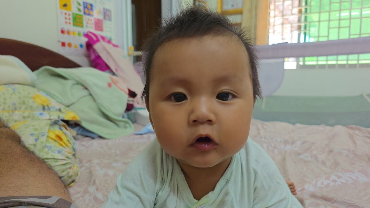 7 months old play alone smile alone laugh alone.