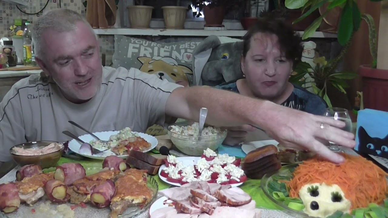 MUKBANG RUSSIA| САЛАТ ЁЖИК| КАРТОФЕЛЬ В БЕКОНЕ| ОЛИВЬЕ| МЯСО типа ПО-ФРАНЦУЗСКИ| ПОМИДОРЫ С СЫРОМ