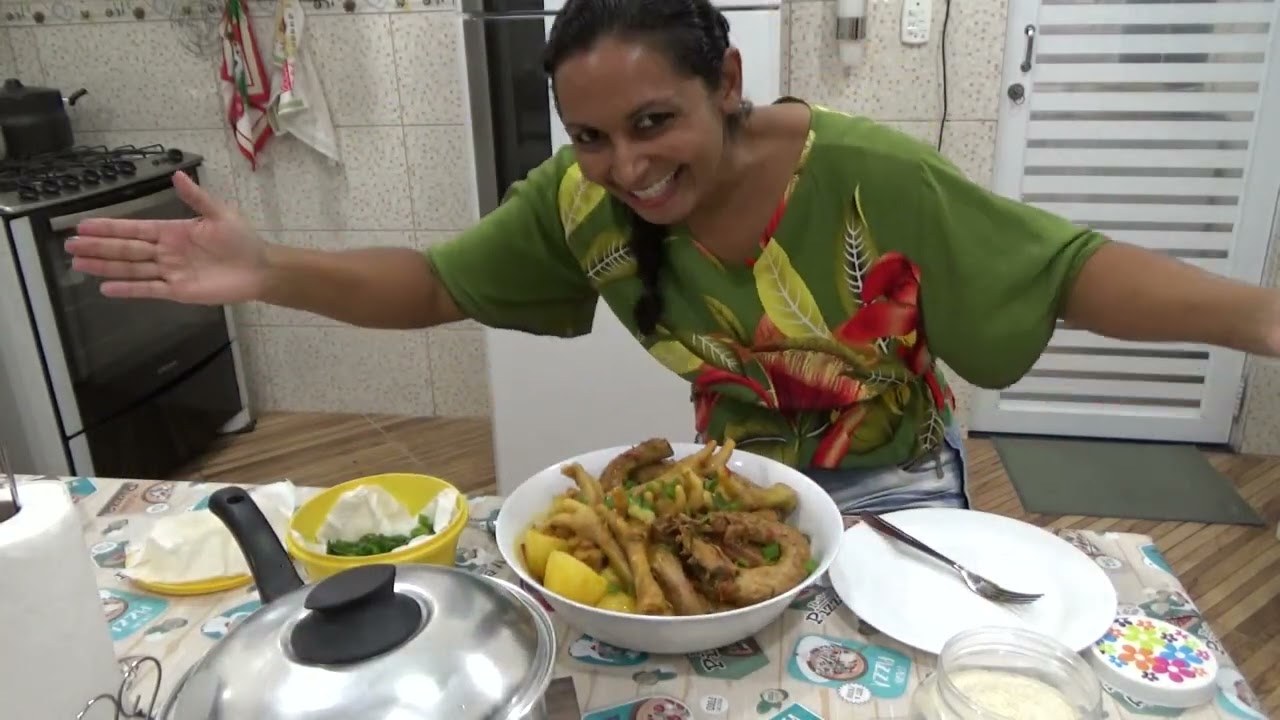 Panelada de pescoço de frango e mostrando a noite por aqui