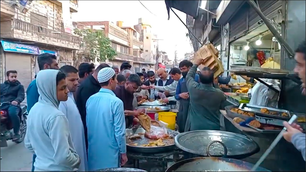 The Amazing Ramadan Street Food In Jehlum Pakistan || Free Massive Iftar In Jehlum City
