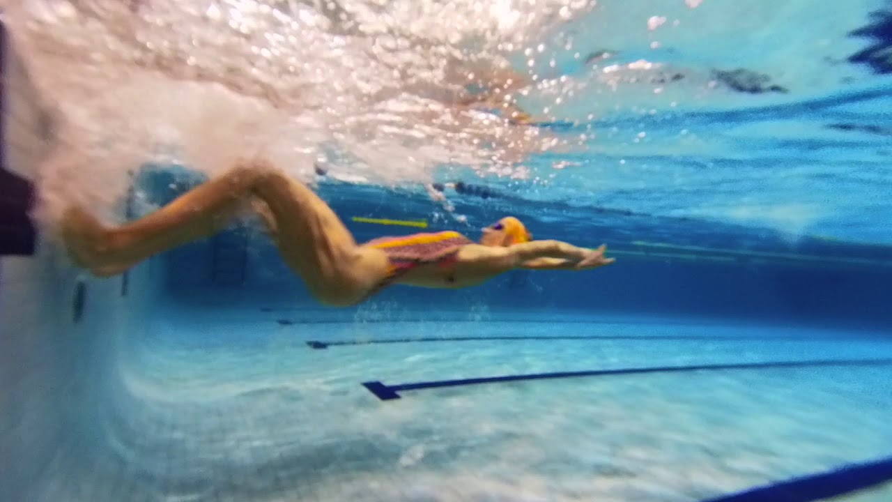 Viraje de natación con voltereta