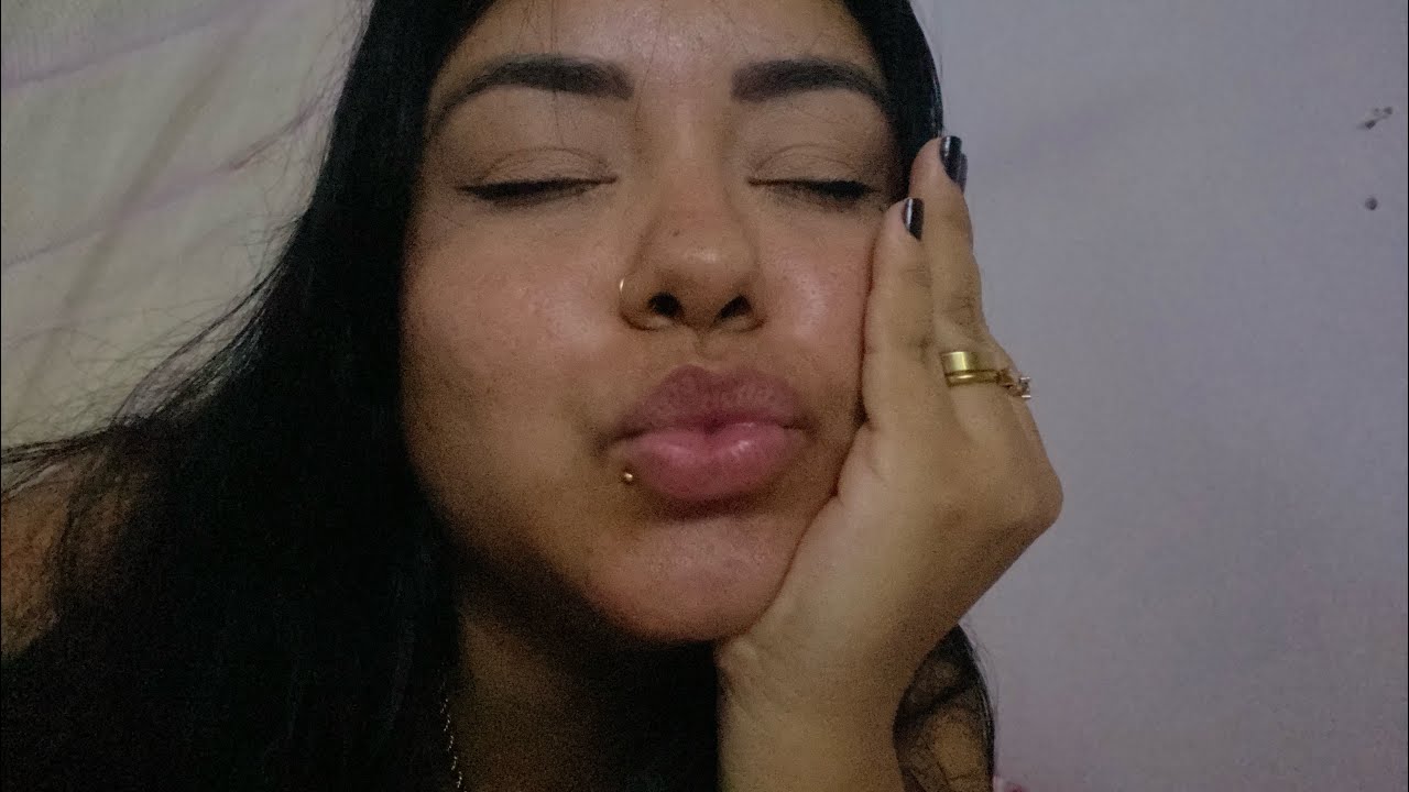 ASMR CASEIRINHO: fazendo carinho no seu rosto at&eacute; voc&ecirc; dormir (pincel na tela + sons de boca) #asmr