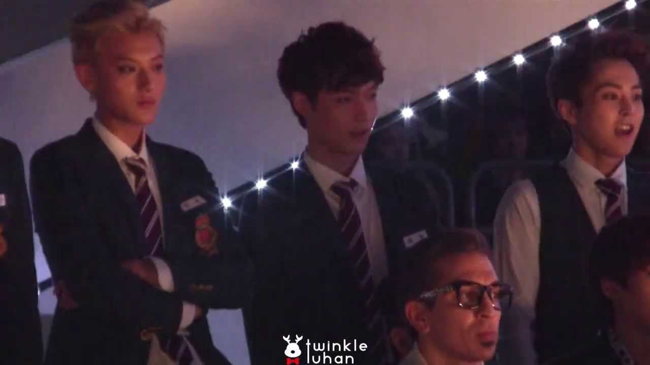 131114 멜론뮤직어워드 샤이니 선배님 무대 서서 관람하는 EXO