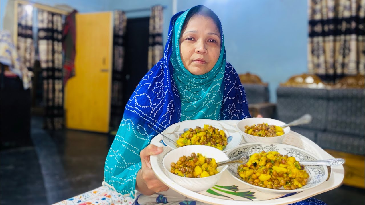 আম্মায় ইতা কিতা আনিয়া দিলা। 