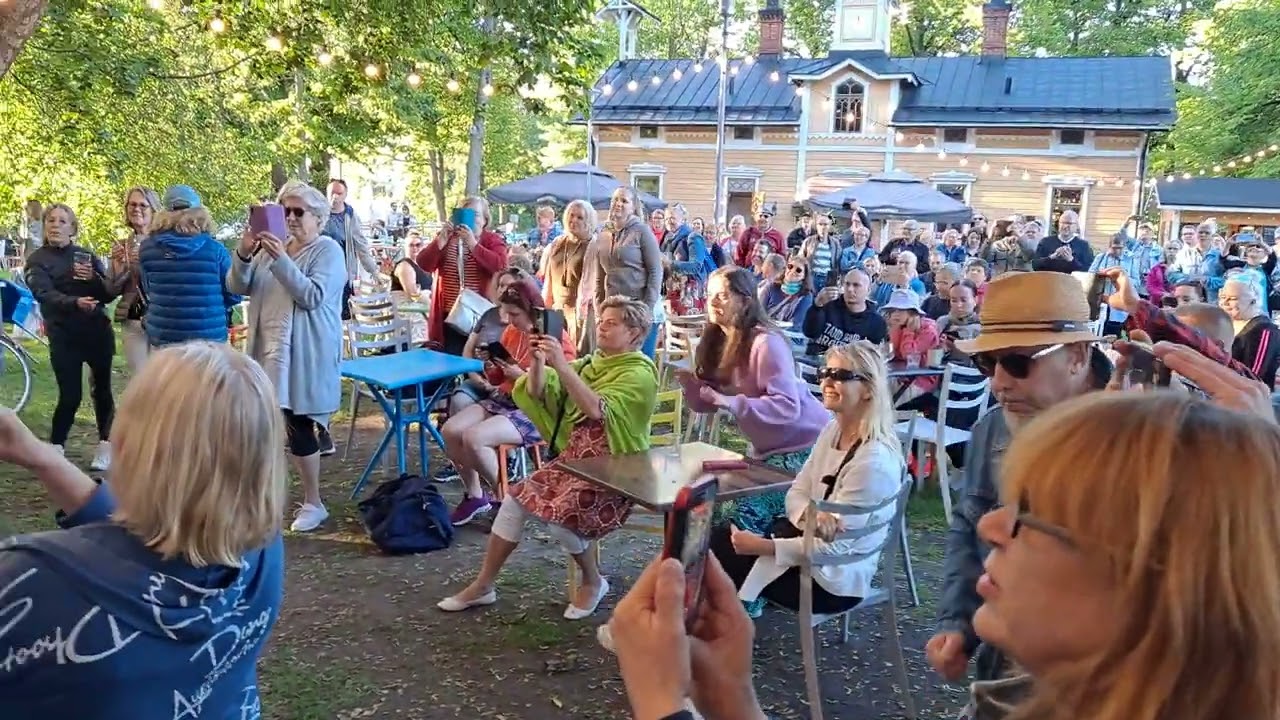 Remu Aaltonen & Ihanat miehet rannalla. Puotilan Kartanolla 20.6.2022