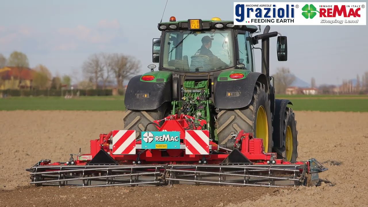 Jacopo Grazioli e Renato Pellegrini presentano l'erpice Remac PX 500 S della cooperativa A.C.L.I
