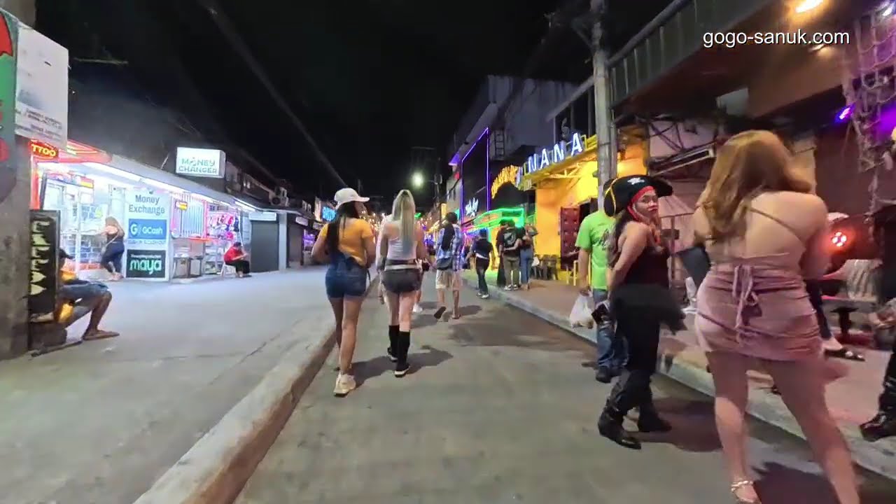 Walking Street at 8PM 🌙 | Angeles Red Street to Fields Avenue 🇵🇭