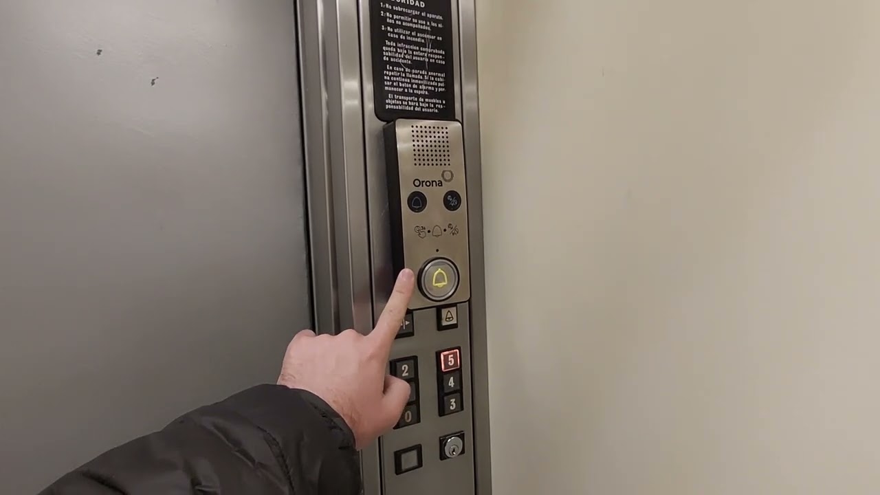 1988 Orona lift in a 5 story apartment in Cambrils