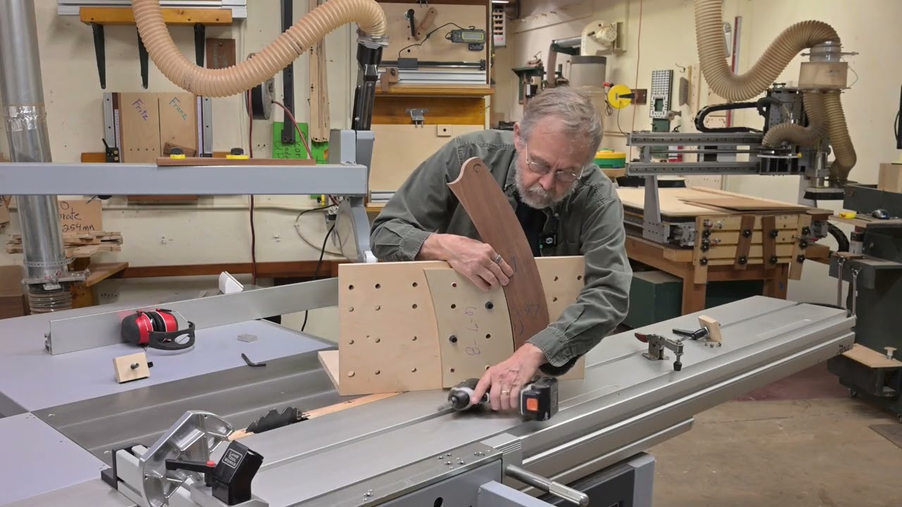 A UNIVERSAL FIXTURE  FOR A  SLIDING TABLE SAW