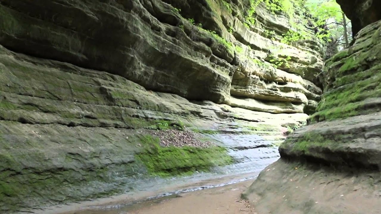 Walking into French Canyon in Starved Rock State Park (video postcard)