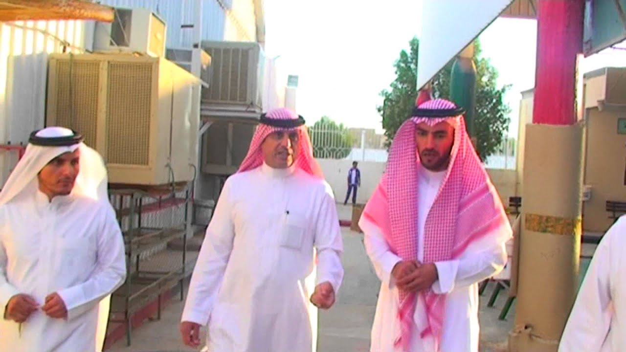 زيارة محافظ عنيزة فهد بن حمد السليم لنادي الحي بمتوسطة مجمع العليان بعنيزة