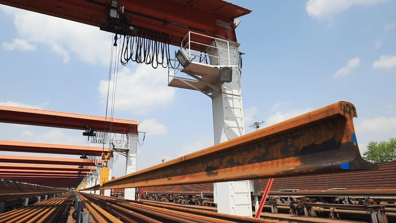 How is a real 'seamless rail' welded?