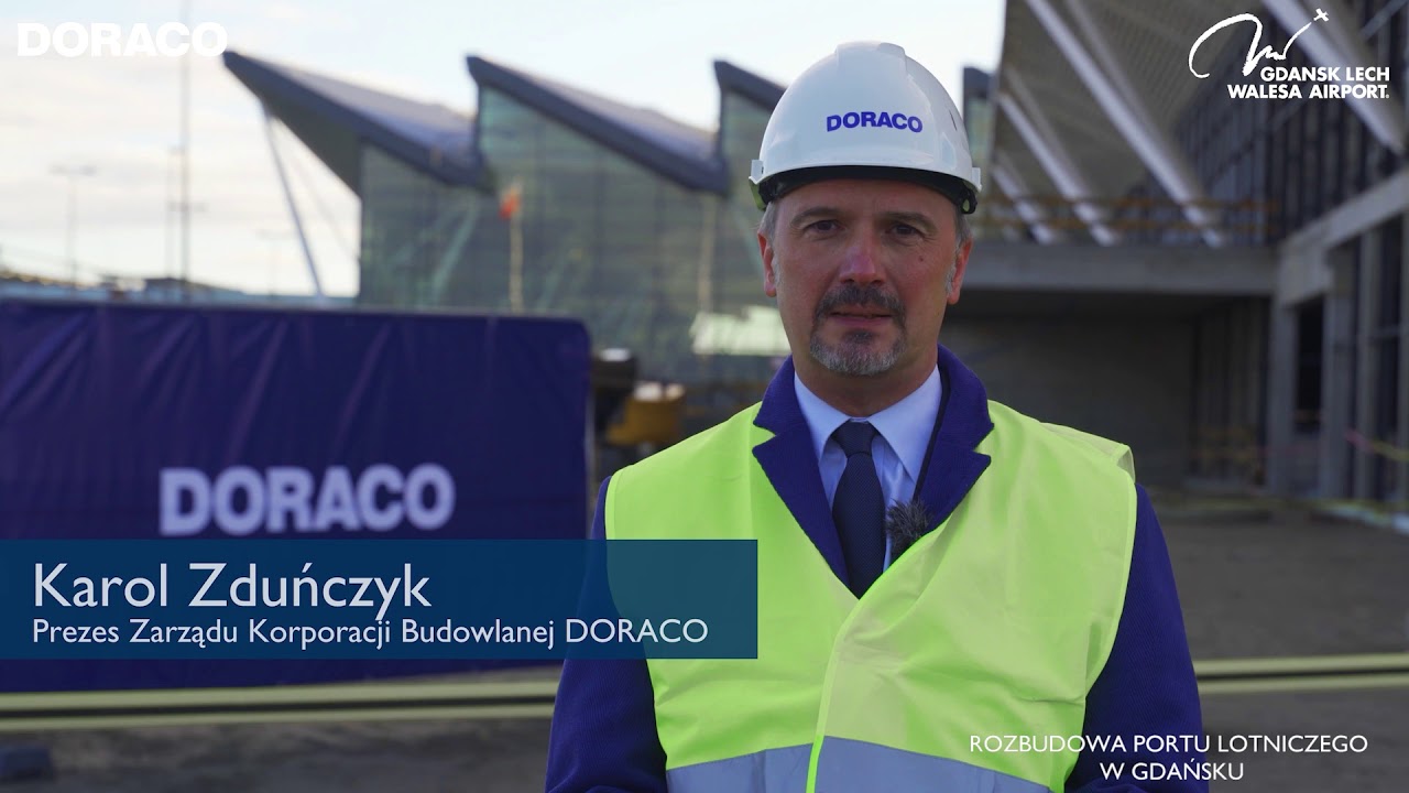 Tradycyjna wiecha na rozbudowywanym terminalu pasażerskim