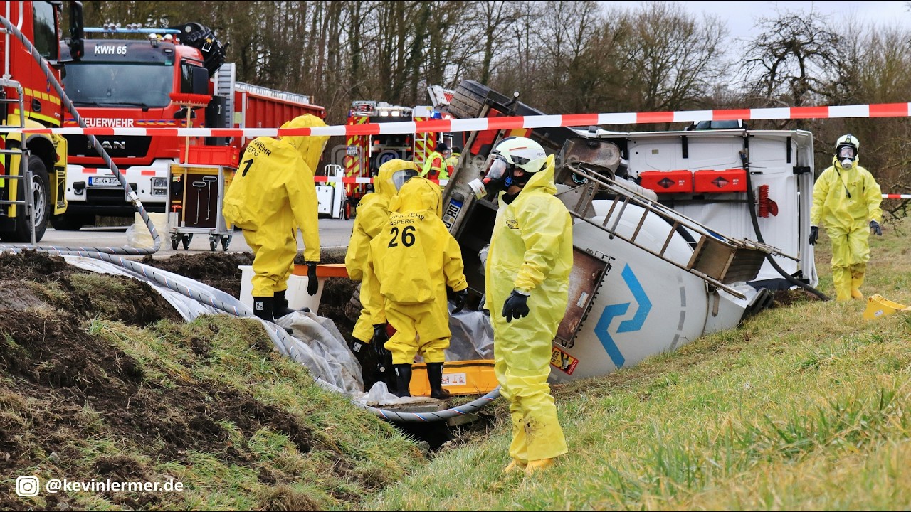 Feuerwehr-Großeinsatz bei Großbottwar: Tanklaster mit Gefahrgut kippt in Graben | Sony PXW Z90