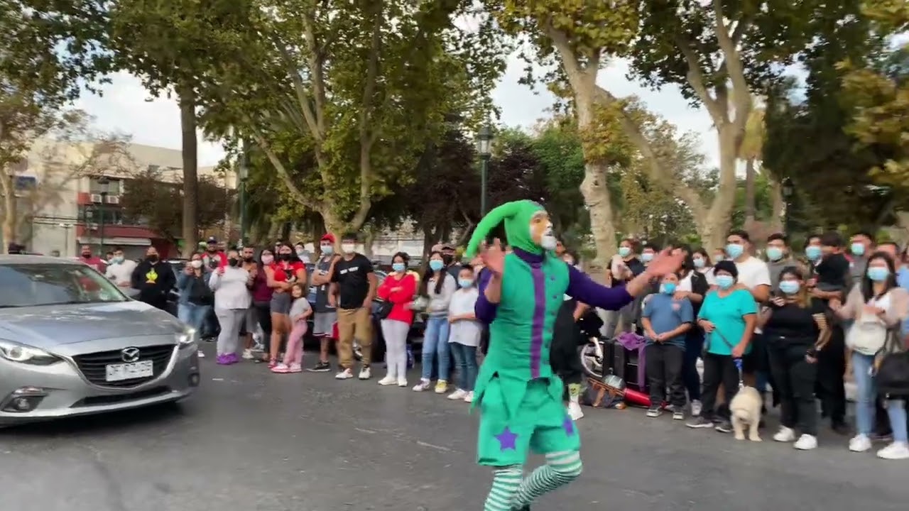 BUFÓN NAMASTÉ en Santiago de Chile / Plaza San Bernardo