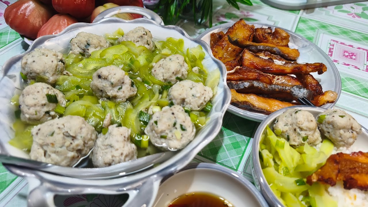 Cơm chiều canh khổ qua cá chả kèm đĩa khô chiên đậm đà 