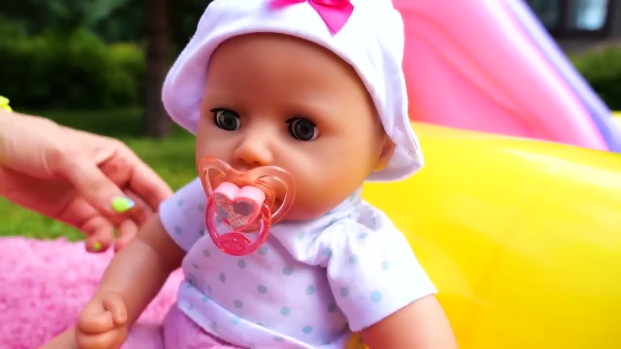 Le voyage au pays de l'amitié avec Bébé Annabelle. Divertissement et explorations