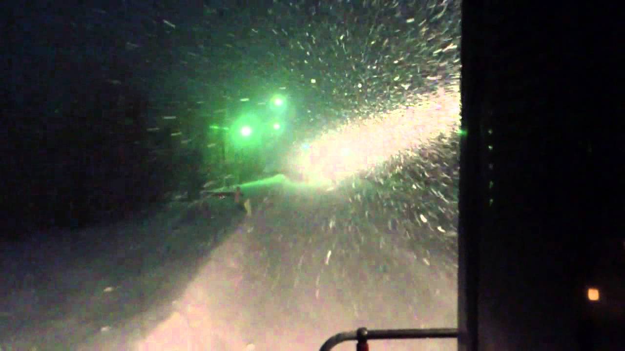 Вид из кабины тепловоза. ТЭМ-2 с пассажирским в метель.Cab Ride in a snow storm.