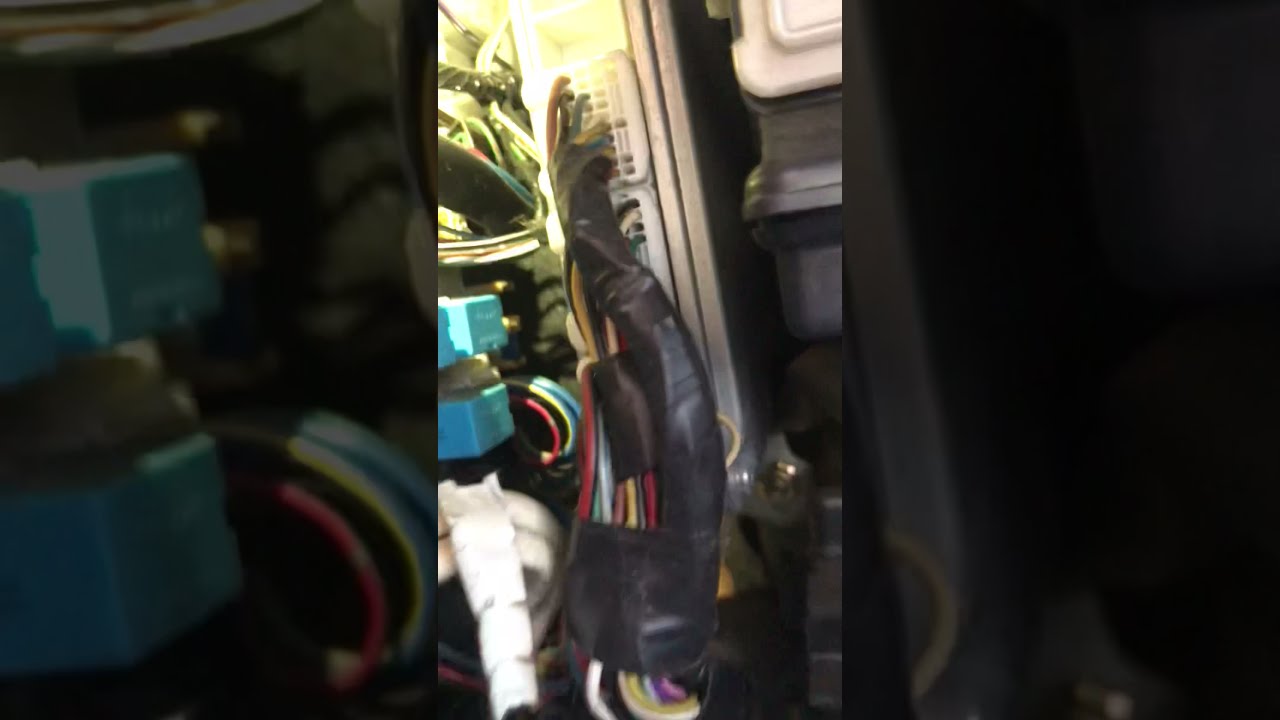 Toyota Tarago 2005 fuse location for radio and cigarette lighter