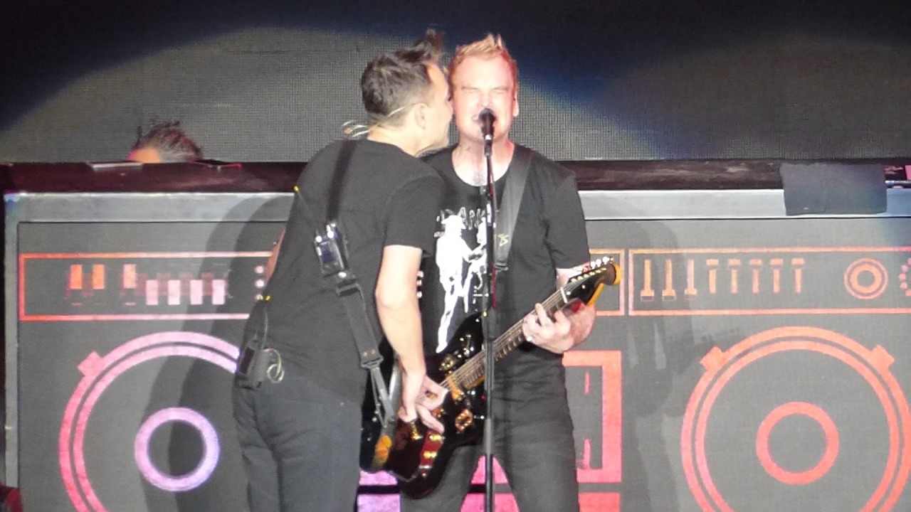 Blink 182 - First Date (KROQ XMAS, The Forum, Los Angeles CA 12/10/16)