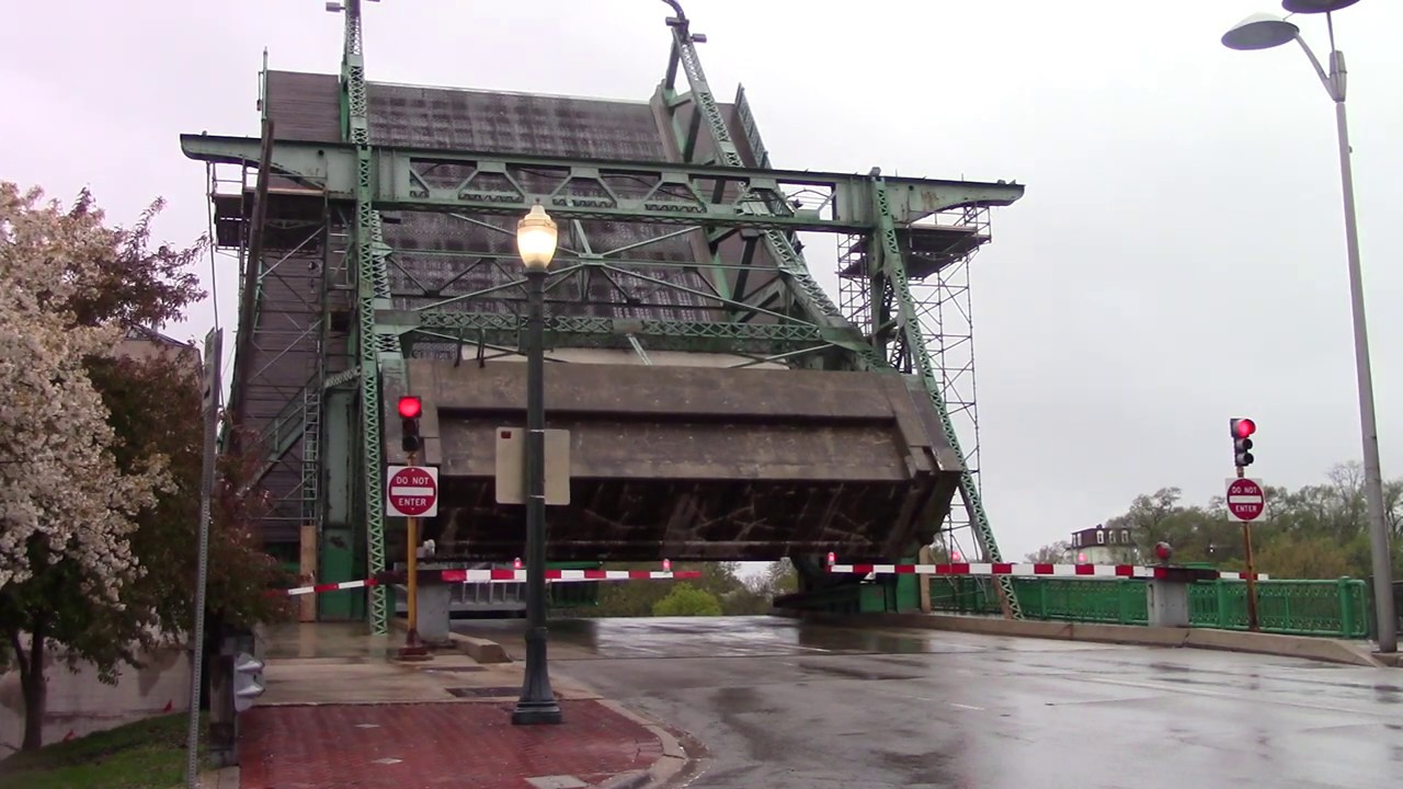 Jefferson St. Drawbridge in Action (East Side) Joliet, IL 5/10/20