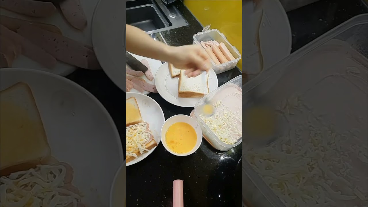 XÚC XÍCH PHO MAI PHỦ BÁNH MÌ