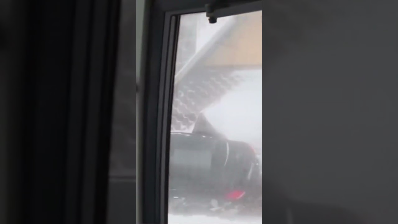 😳🏔️ Ilyet ritkán látni: egy panzió tetején kötött ki az autó
