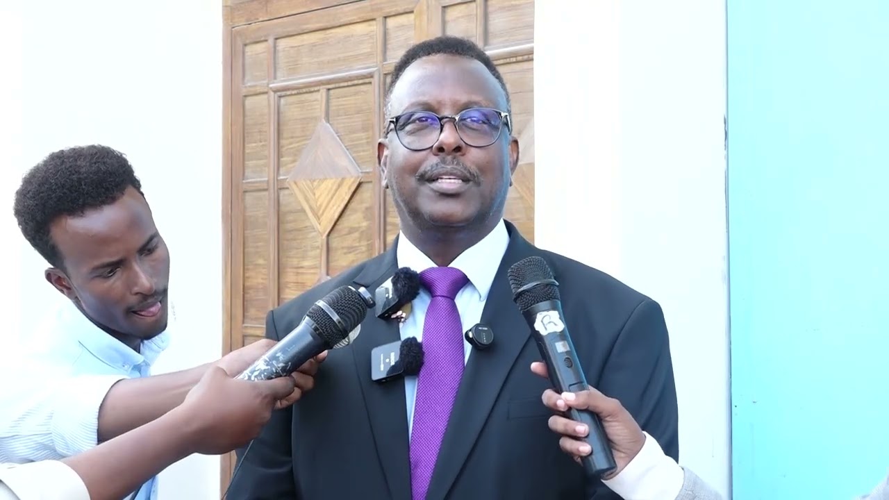 Wasiir Xasan Macalin “wixii maanta ka dambeeya Soomaaliya waxay leedahay dastuur rasmi ah.”