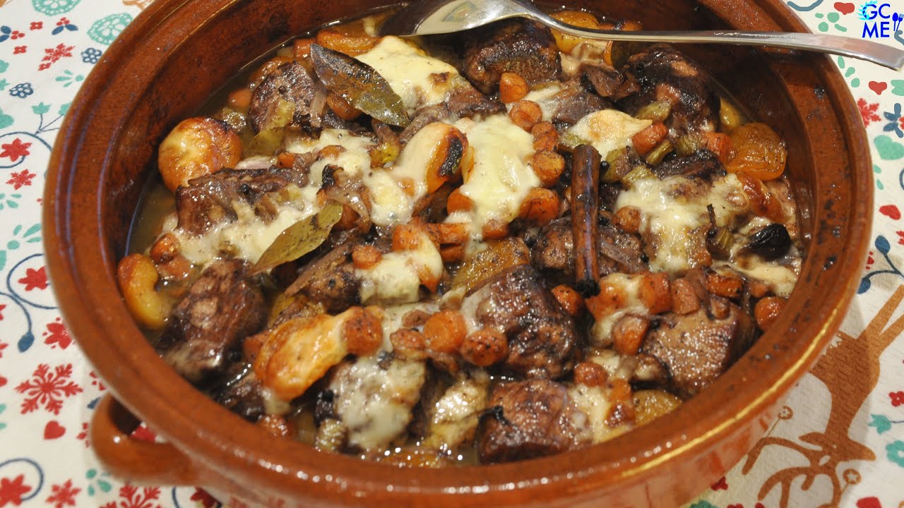 Wild Boar in Clay pot with Apricots & Cheese - Αγριογούρουνο στη Γάστρα με Βερίκοκα & Κεφαλογραβιέρα
