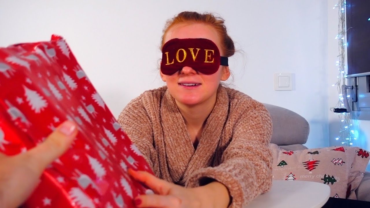VLOG: РАСПАКОВЫВАЮ ПОДАРКИ С ЗАКРЫТЫМИ ГЛАЗАМИ! 17.12.18