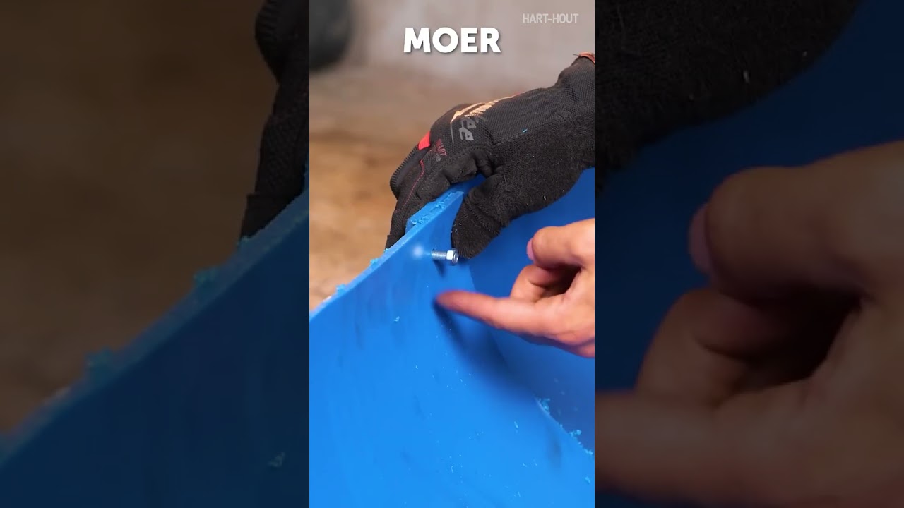 Experimenteel watervliegtuig gemaakt van plastic vaten en PVC-buizen.🛩️