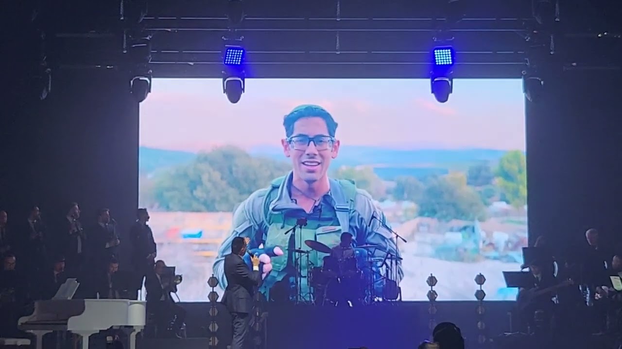 Yaakov Shwekey sings Im Eshkachech Yerushalem with IDF soldier Shlomo  Lipman at Zaka Unity Concert