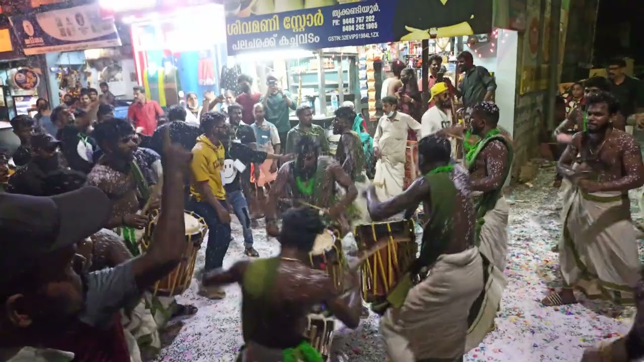 അവിട്ടം കലാസമിതി .... തിരൂരിൽ വിഷുപ്പാടം വരവ് കമ്മിറ്റിയിൽ അണിനിരന്നപ്പോൾ .....