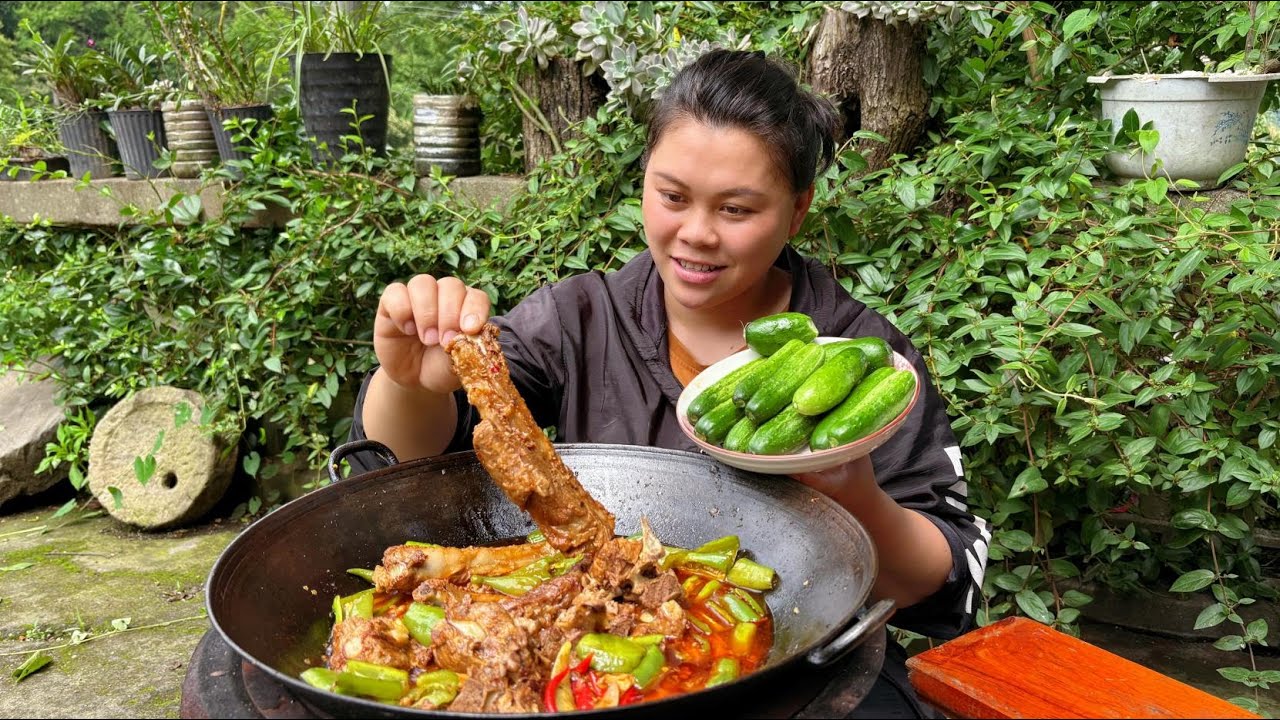 炖一锅香辣排骨，配着新鲜小黄瓜直接吃到饱 Spicy pork ribs paired with fresh cucumbers are delicious