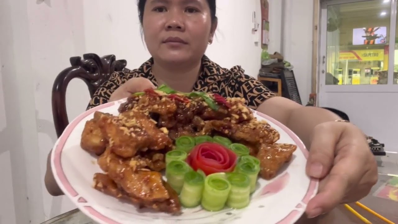 Vlog 28 : Đầu cá hồi chiên nước mắm ăn rất hao cơm #xuhuongyoutube #amthucmientay #monngonmoingay#.