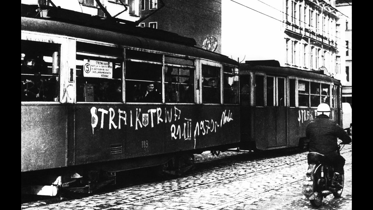 Tramwaj z napisami "Strajk trwa" | Audiodeskrypcje zbiorów | Dwa grudnie