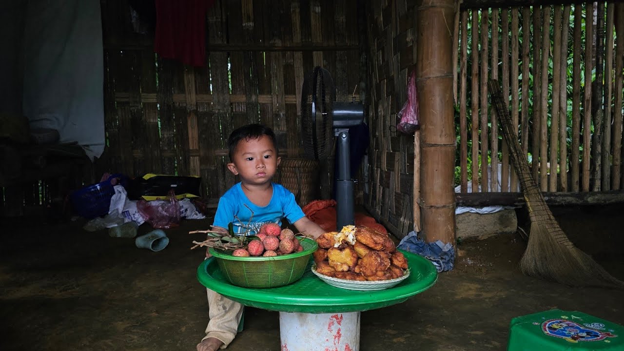 Single mother, 17 years old and son at home making pumpkin cake to eat in the rain, Ly Tieu Anh